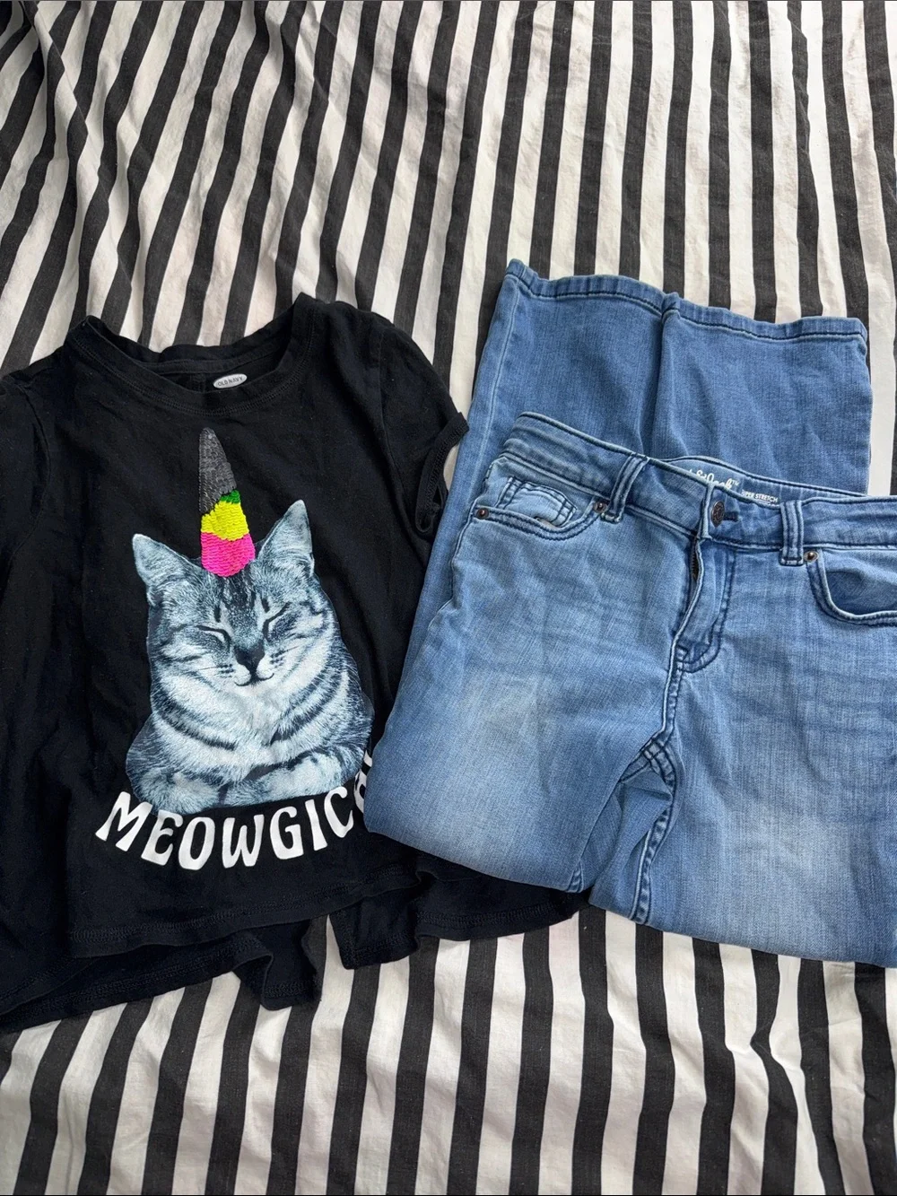 Bundle Old Navy Black Cat Unicorn Graphic Tee with cat & jack Light Blue jeans